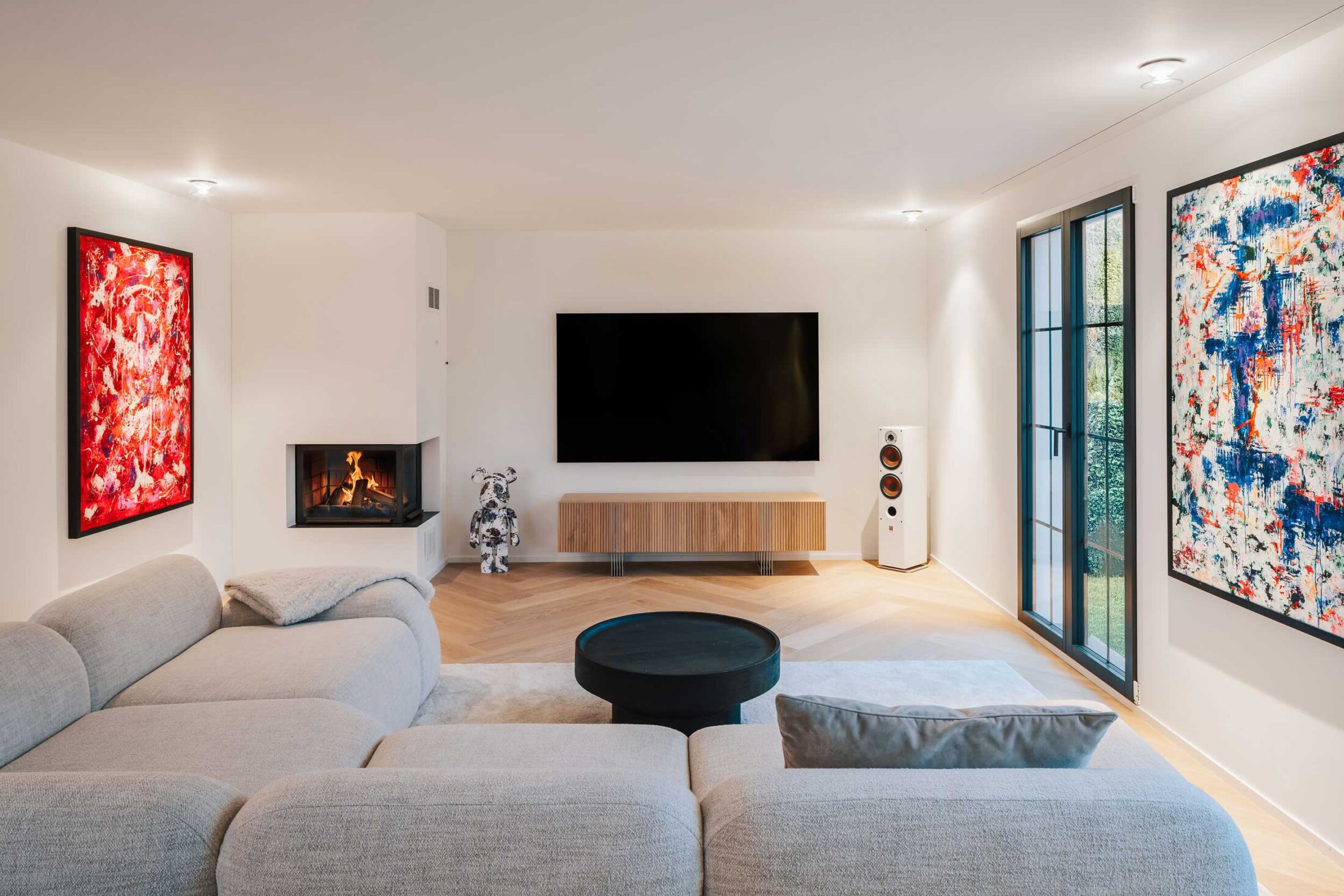 Wohnbereich mit TV und Cheminée bei Komplettumbau eines Einfamilienhauses im Kanton Luzern