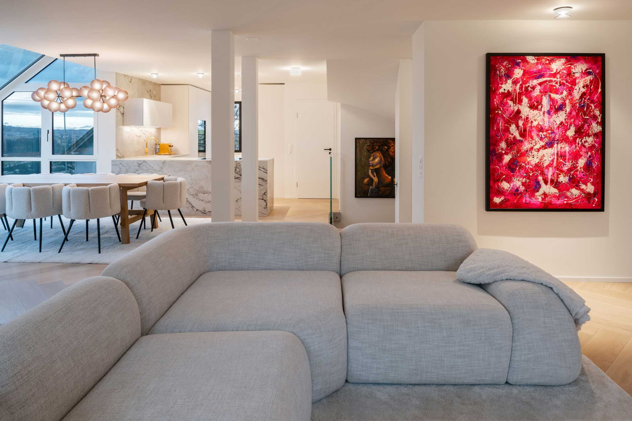 Offener Wohnbereich mit Sicht auf Essbereich und Küche bei Komplettumbau eines Einfamilienhauses im Kanton Luzern