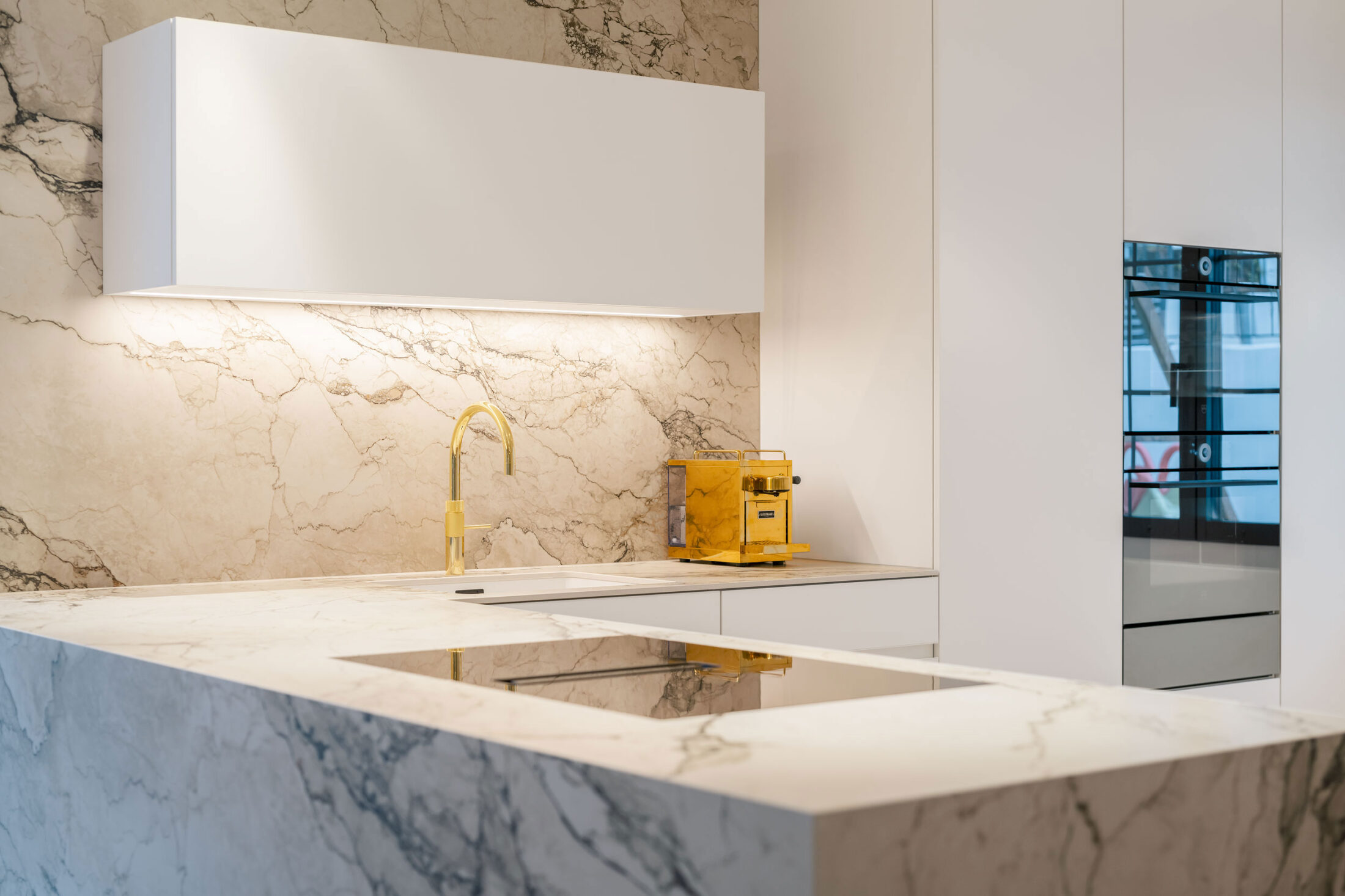 Küche mit Marmor oder Marmoroptik bei Komplettumbau eines Einfamilienhauses im Kanton Luzern