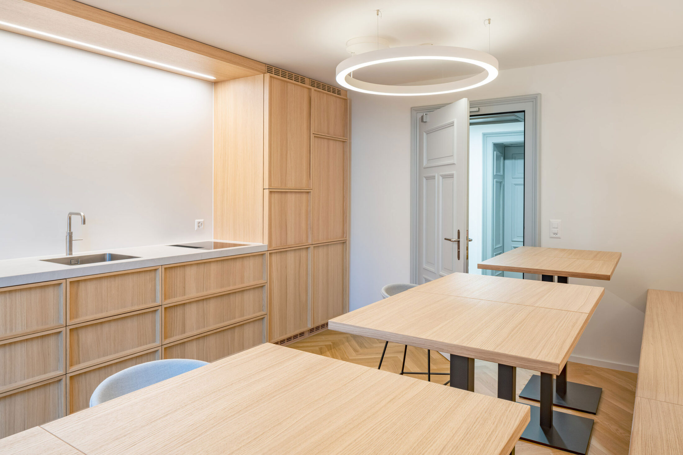 Visualisierung Umbau eines Pausenraums mit Kochnische und Esstischen in Stans, Nidwalden