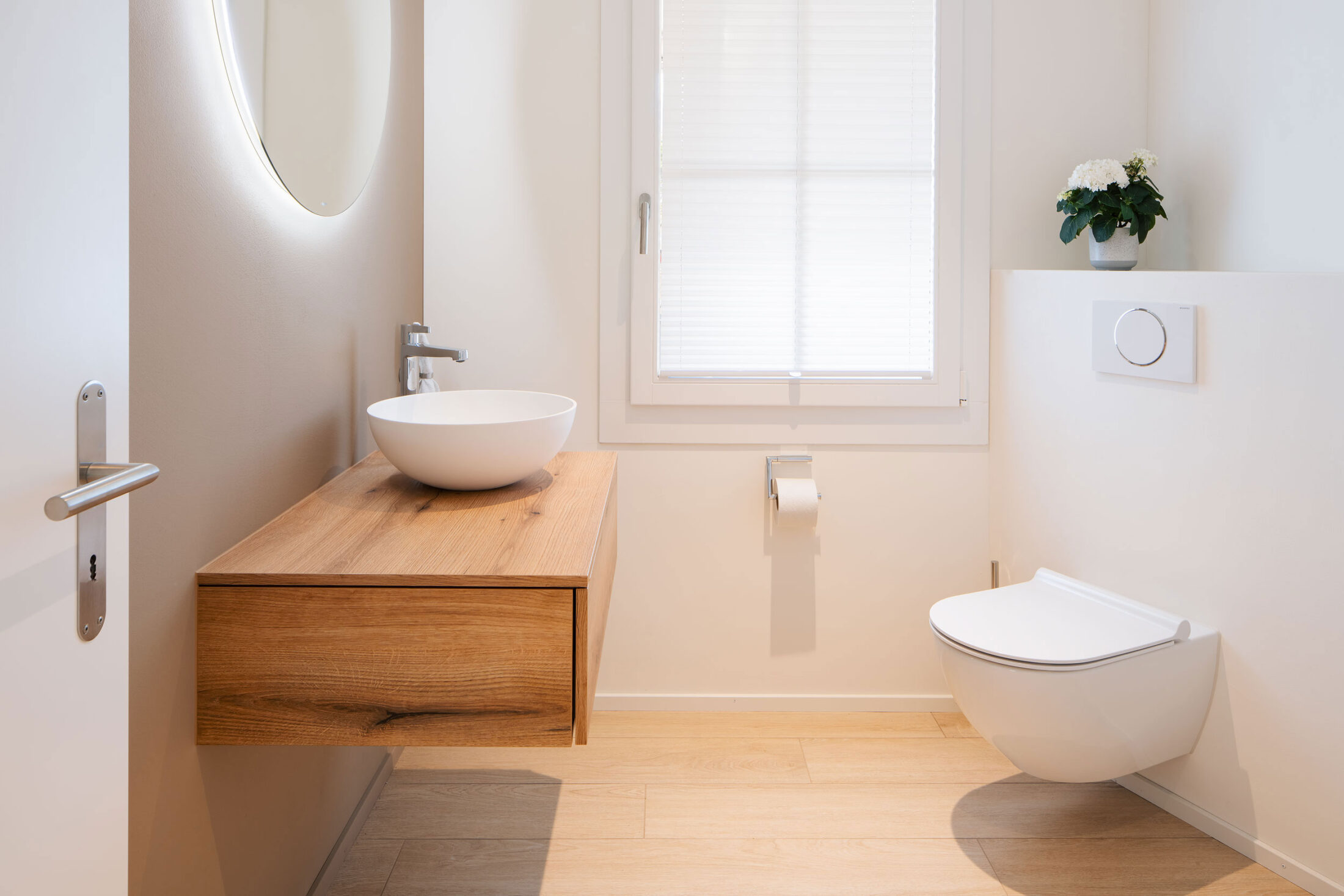 Gästebad mit Waschtisch, Lavabo und Toilette eines umgebauten Einfamilienhauses in Stans, Nidwalden