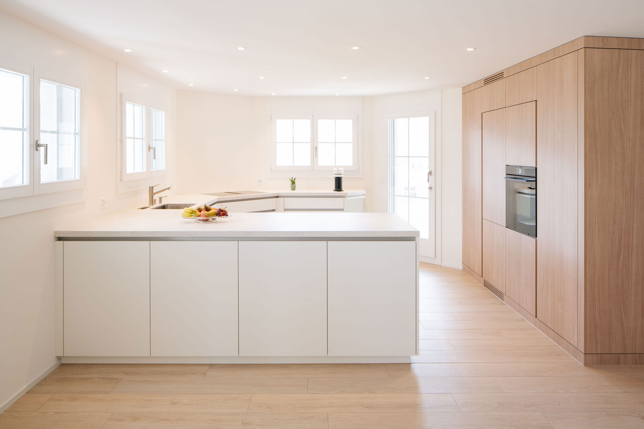 Offene, helle Küche eines umgebauten Einfamilienhauses in Stans, Nidwalden