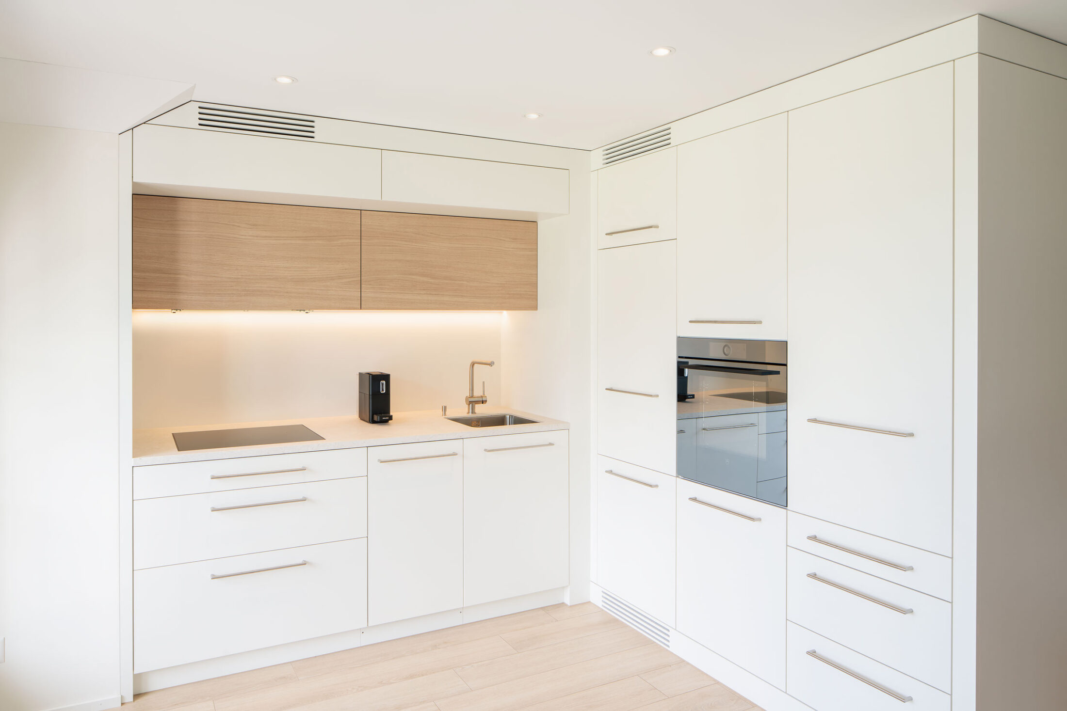 Helle Küche eines umgebauten Einfamilienhauses in Stans, Nidwalden