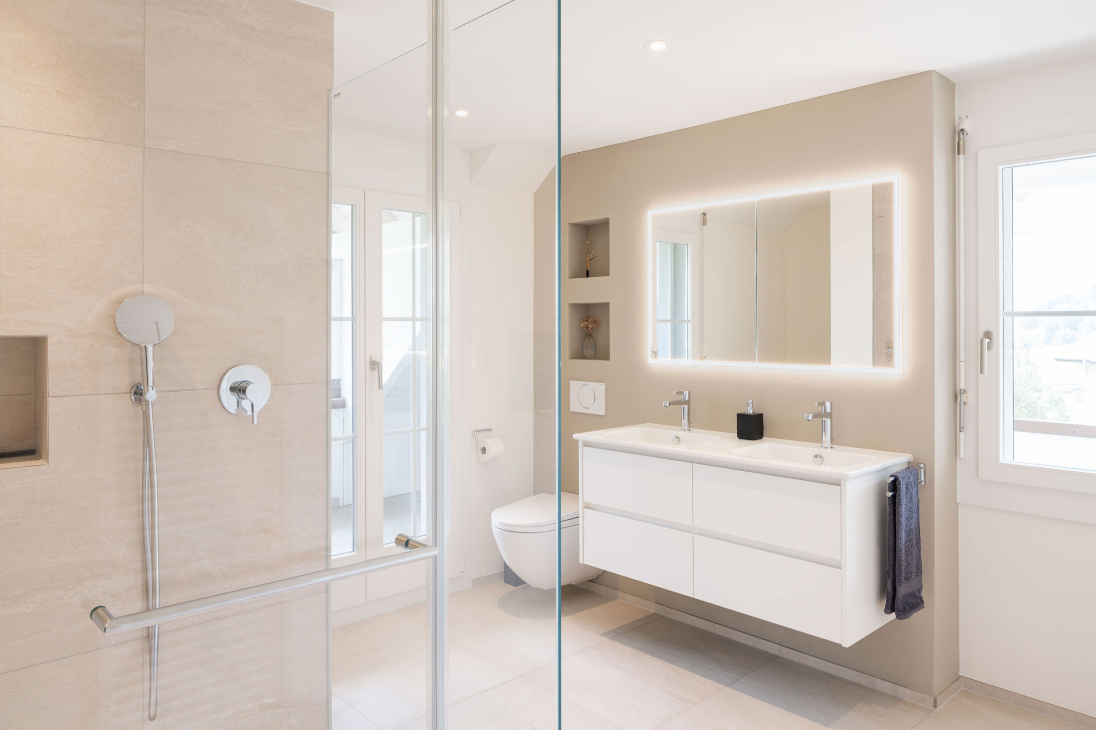 Helles Badezimmer eines umgebauten Einfamilienhauses in Stans, Nidwalden